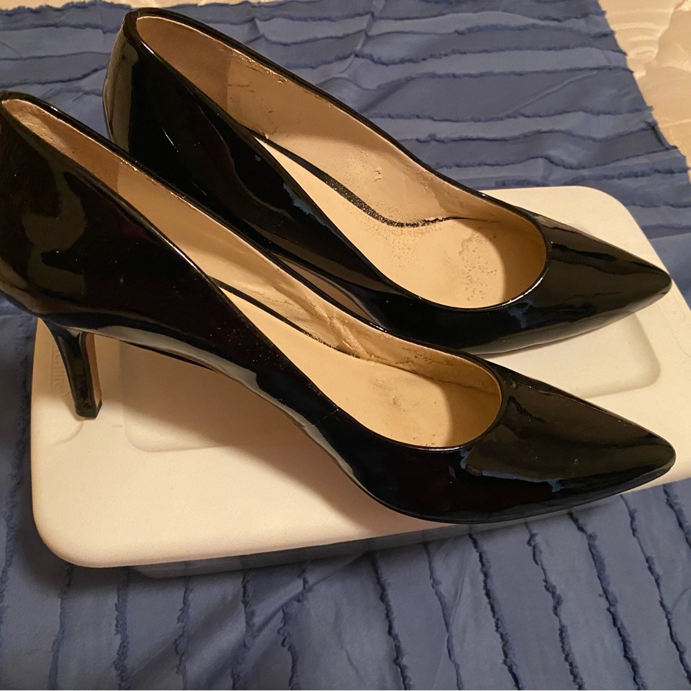 Black pumps